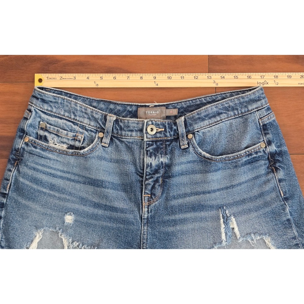 Torrid Perfect Fit Distressed Denim Shorts Medium Wash Frayed Hem 17223325 Sz 10 - Picture 3 of 8